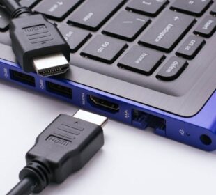 HDMI-_-kablovi-_-laptop-_-Foto-Shutterstock Izvor Mondo