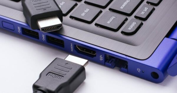 HDMI-_-kablovi-_-laptop-_-Foto-Shutterstock Izvor Mondo