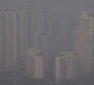 Nju Delhi Indija u oblaku dima