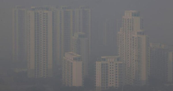 Nju Delhi Indija u oblaku dima