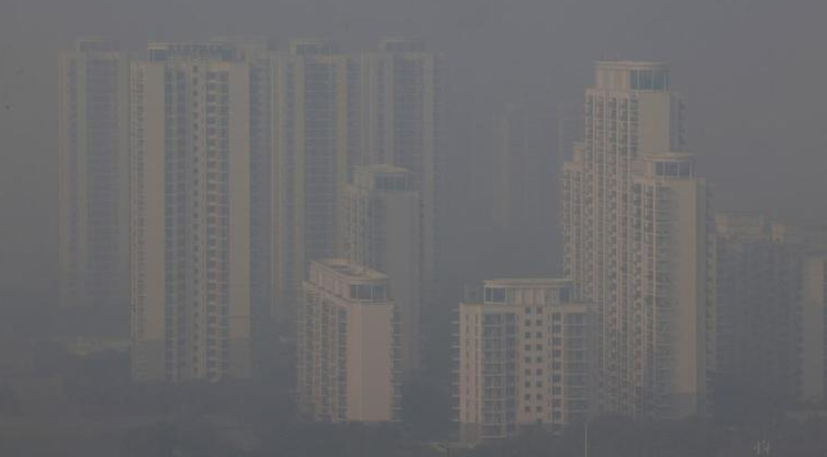 Nju Delhi Indija u oblaku dima