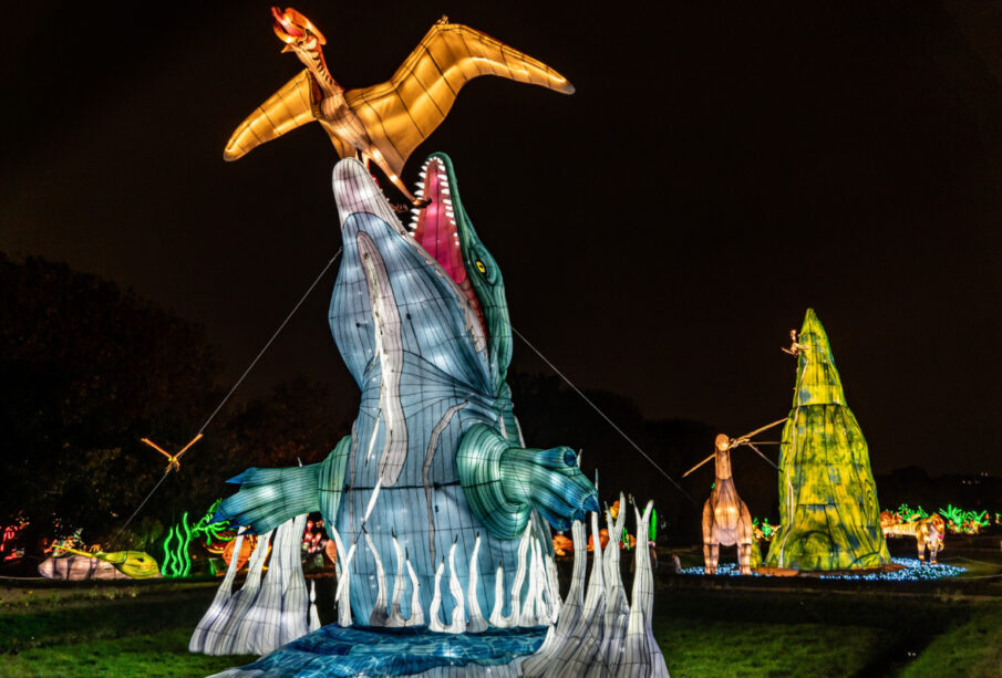 Park iz doba Jure Festival svetlosti 2024-2025 u Jardin des Plantes