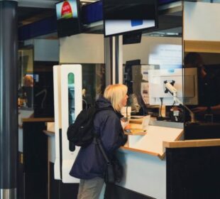 Pasoška kontrola na aerodromu u Finskoj Alessandro RAMPAZZO AFP Profimedia Izvor Mondo