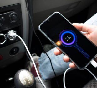 Punjenje telefona u automobilu Izvor Mondo Foto Shutterstock