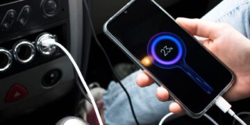 Punjenje telefona u automobilu Izvor Mondo Foto Shutterstock