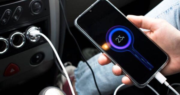 Punjenje telefona u automobilu Izvor Mondo Foto Shutterstock