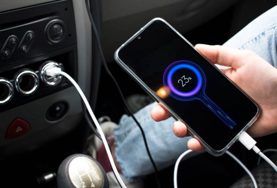 Punjenje telefona u automobilu Izvor Mondo Foto Shutterstock