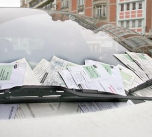 Stanovnici iznervirani zbog policajca koji deli gomilu kazni za parkiranje tokom odmora foto Denis Charlet AFP