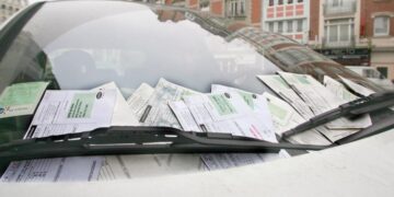 Stanovnici iznervirani zbog policajca koji deli gomilu kazni za parkiranje tokom odmora foto Denis Charlet AFP
