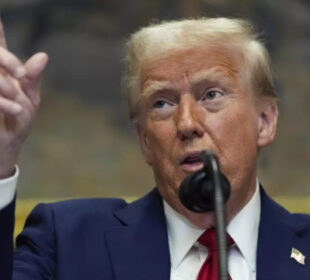 Američki predsednik Donald Tramp govori u Ruzveltovoj sobi u Beloj kući Januar 2025