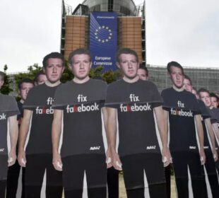 Avaaz demonstrira sa kartonskim figurama Marka Zakerberga ispred sedišta EU u Briselu 2018 DžonTis AFP