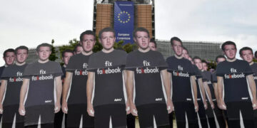 Avaaz demonstrira sa kartonskim figurama Marka Zakerberga ispred sedišta EU u Briselu 2018 DžonTis AFP