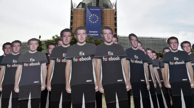 Avaaz demonstrira sa kartonskim figurama Marka Zakerberga ispred sedišta EU u Briselu 2018 DžonTis AFP