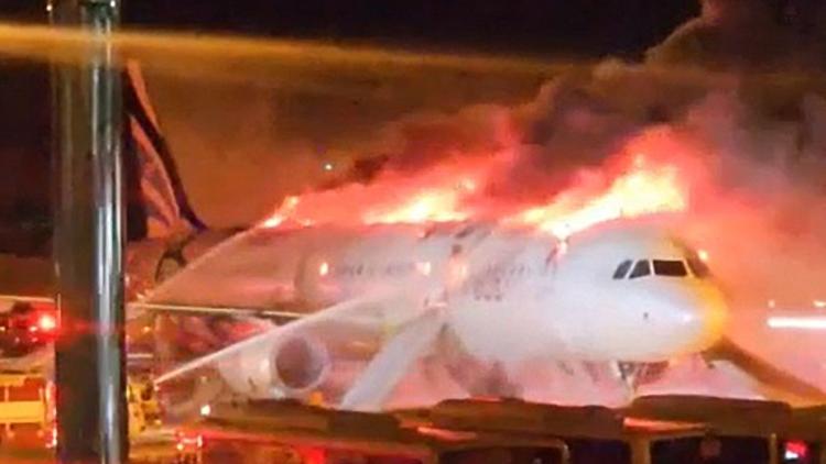 Avion aviokompanije AirBusan gori na pisti YONHAP AFP