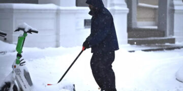 Čovek uklanja sneg u Vašingtonu foto Mandel Ngan AFP