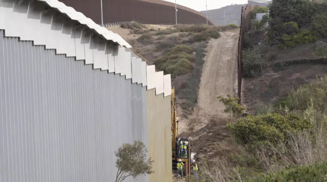 Građevinski radnici održavaju jedan od 2 zida koji dele Meksiko i AMeriku