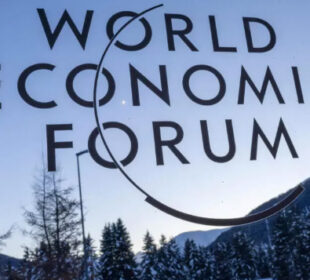 Logo Svetskog ekonomskog foruma slikan u Kongresnom centru u Davosu Švajcarska foto Denis Balibouse Reuters