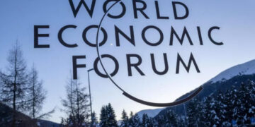 Logo Svetskog ekonomskog foruma slikan u Kongresnom centru u Davosu Švajcarska foto Denis Balibouse Reuters