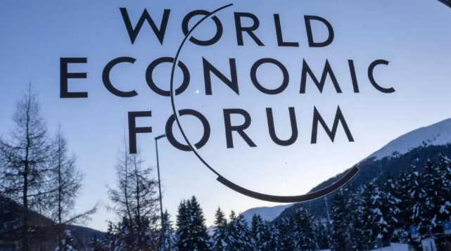 Logo Svetskog ekonomskog foruma slikan u Kongresnom centru u Davosu Švajcarska foto Denis Balibouse Reuters