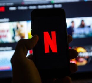 Netflix aplikacija telefon Foto Shutterstock Izvor Mondo