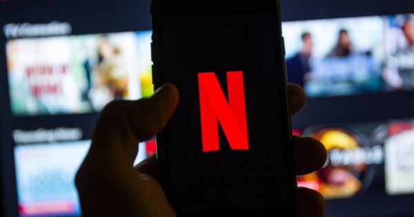 Netflix aplikacija telefon Foto Shutterstock Izvor Mondo