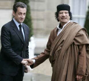 Nikolas Sarkozi i Moamer Gadafi