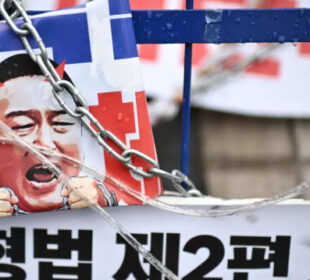 Plakat opozvanog predsednika Južne Koreje Jun Suk Jeola na protestu Foto Philip Fong AFP