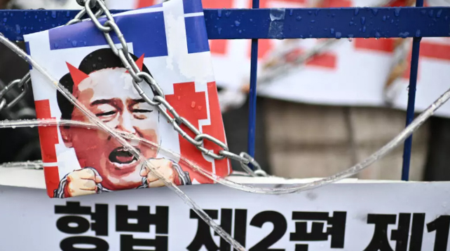Plakat opozvanog predsednika Južne Koreje Jun Suk Jeola na protestu Foto Philip Fong AFP