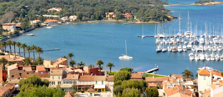 Porkurolj francusko ostrvo na Mediteranu