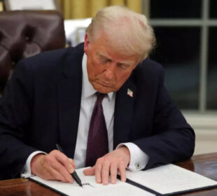 Predsednik Amerike Donald Tramp potpisuje dokumenta u Ovalnoj kancelariji