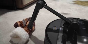 Roborock Saros Z70 robot usisivac sa mehanickom rukom Izvor YouTube EagleStriker Izvor Mondo