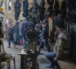 Vlasnik prodavnice sedi u svojoj radnji na staroj gradskoj pijaci u Damasku foto Omar Sanadiki AP