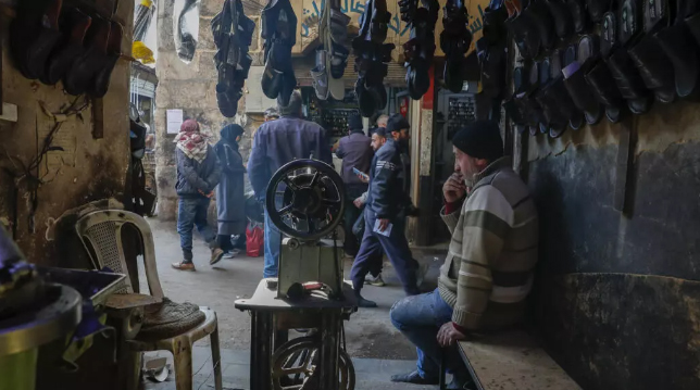 Vlasnik prodavnice sedi u svojoj radnji na staroj gradskoj pijaci u Damasku foto Omar Sanadiki AP