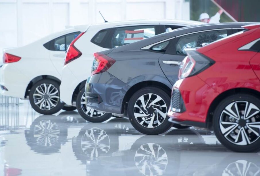 Automobili u auto salonu Foto-Shutterstock Izvor Mondo