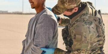 Federalni agent pretresa migranta pre ukrcavanja u avion