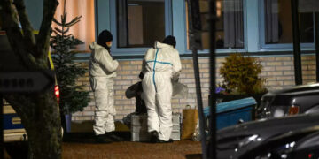 Forenzički policajci rade na mestu masovne pucnjave u školi Risbergska u Orebru Švedska foto Pontus Lundahl AFP