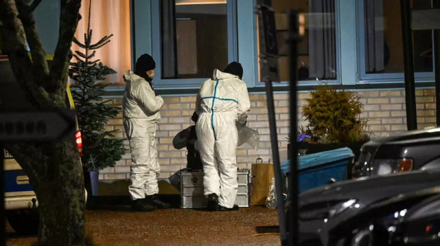 Forenzički policajci rade na mestu masovne pucnjave u školi Risbergska u Orebru Švedska foto Pontus Lundahl AFP