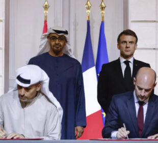 Francuski predsednik Emanuel Makron i njegov emiratski kolega, šeik Mohamed bin Zajed Al Nahjan, prisustvovali su potpisivanju sporazuma o veštačkoj inteligenciji foto Ludovic Marim AFP