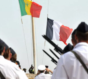 Francuski vojnici na ceremoniji spuštanja francuske i podizanja senegalske zastave u vojnom kampu Bel Er u Dakaru foto Seyllou Diallo AFP