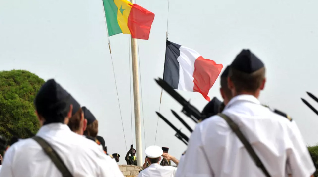 Francuski vojnici na ceremoniji spuštanja francuske i podizanja senegalske zastave u vojnom kampu Bel Er u Dakaru foto Seyllou Diallo AFP