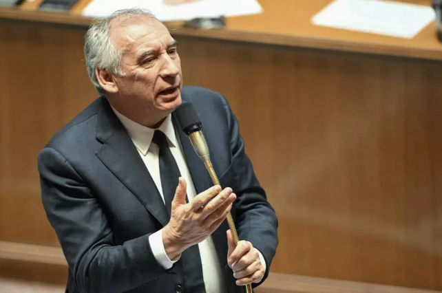 Fransoa Bajrou premijer Francuske u Parlamentu