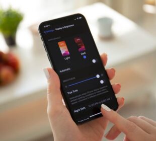 Pametni telefon Dark mode tamni rezim foto Shutterstock Izvor Mondo