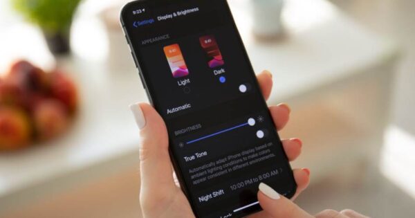 Pametni telefon Dark mode tamni rezim foto Shutterstock Izvor Mondo