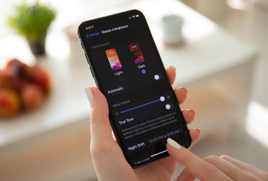 Pametni telefon Dark mode tamni rezim foto Shutterstock Izvor Mondo