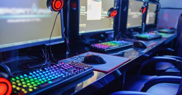 Prazan internet kafe Izvor Mondo