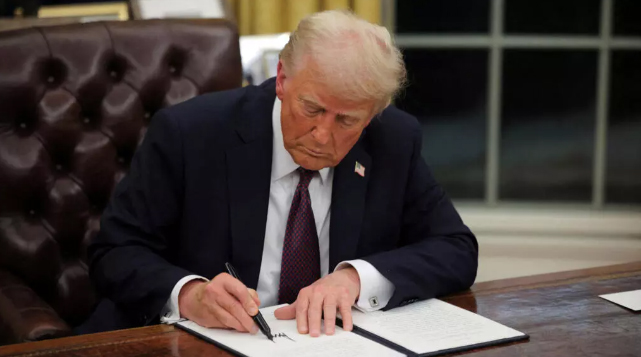 Predsednik Amerike Donald Tramp potpisuje dokumenta u Ovalnoj kancelariji