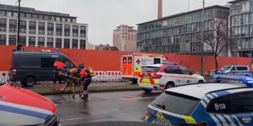 Pripadnici hitnih službi rade na mestu gde je automobil uleteo u masu u Minhenu, u južnoj Nemačkoj