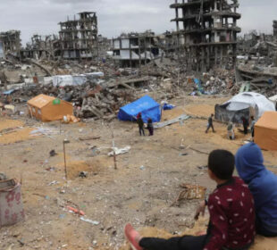 Raseljena palestinska deca sede na peščanoj uzvisini posmatrajući šatore postavljene među ruševinama u Džabaliji foto Bashar Taleb AFP