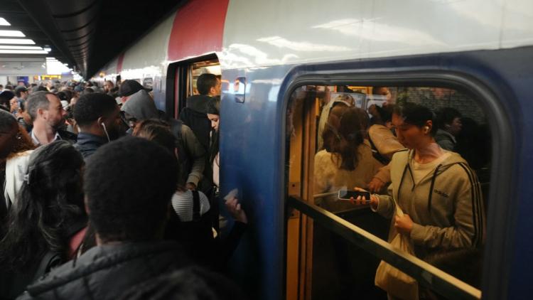 Saobraćaj na liniji A RER-a biće smanjen Foto Dimitar DILKOFF  AFP