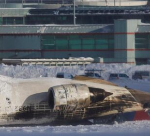 Snažna snežna oluja pogodila je istočni deo Kanade u nedelju i ponedeljak foto REUTERS Cole Burston